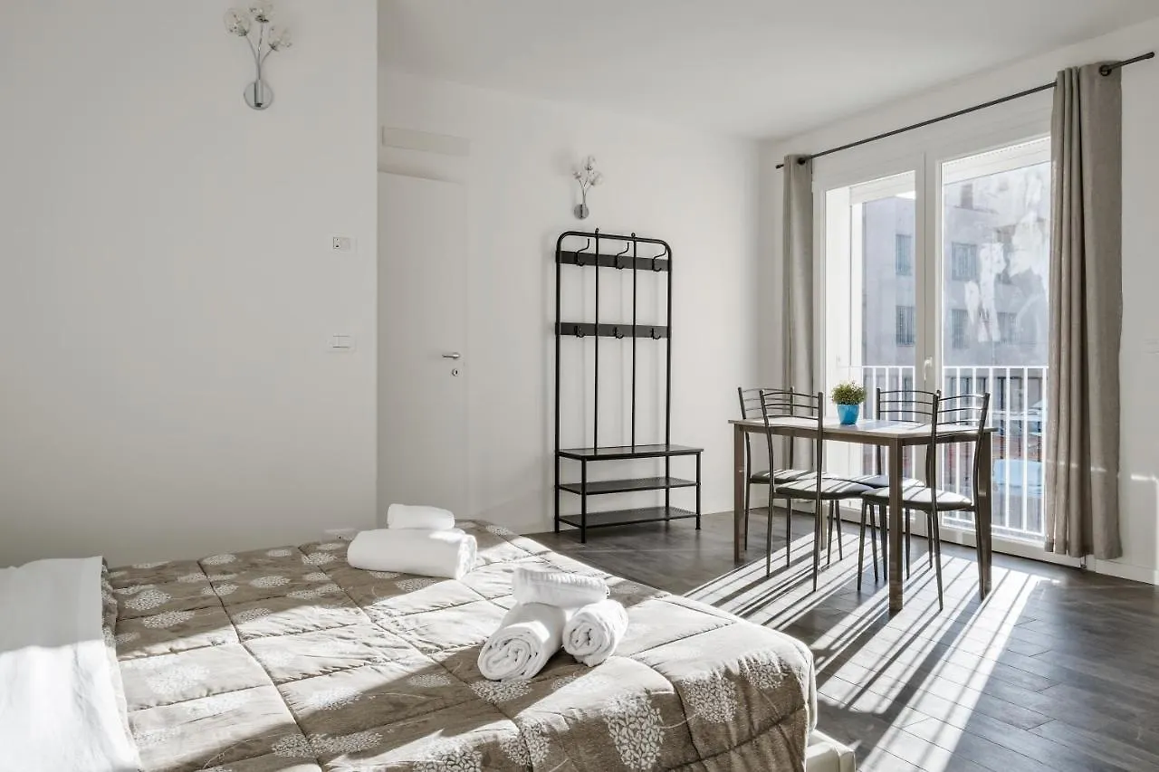 La Casa Bianca Di Bologna Otel 0*,